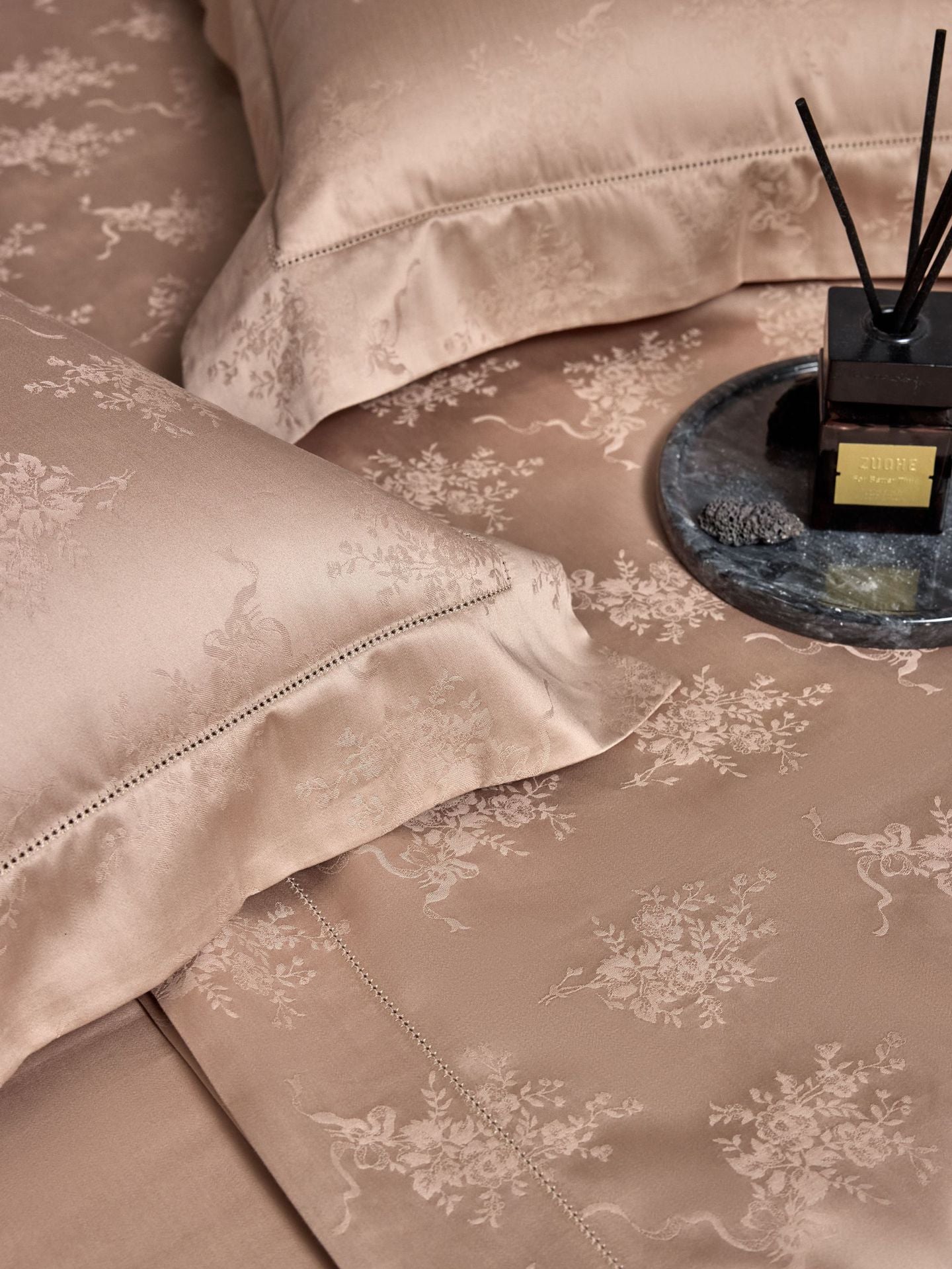 Jacquard perforierte vierteiliges Set