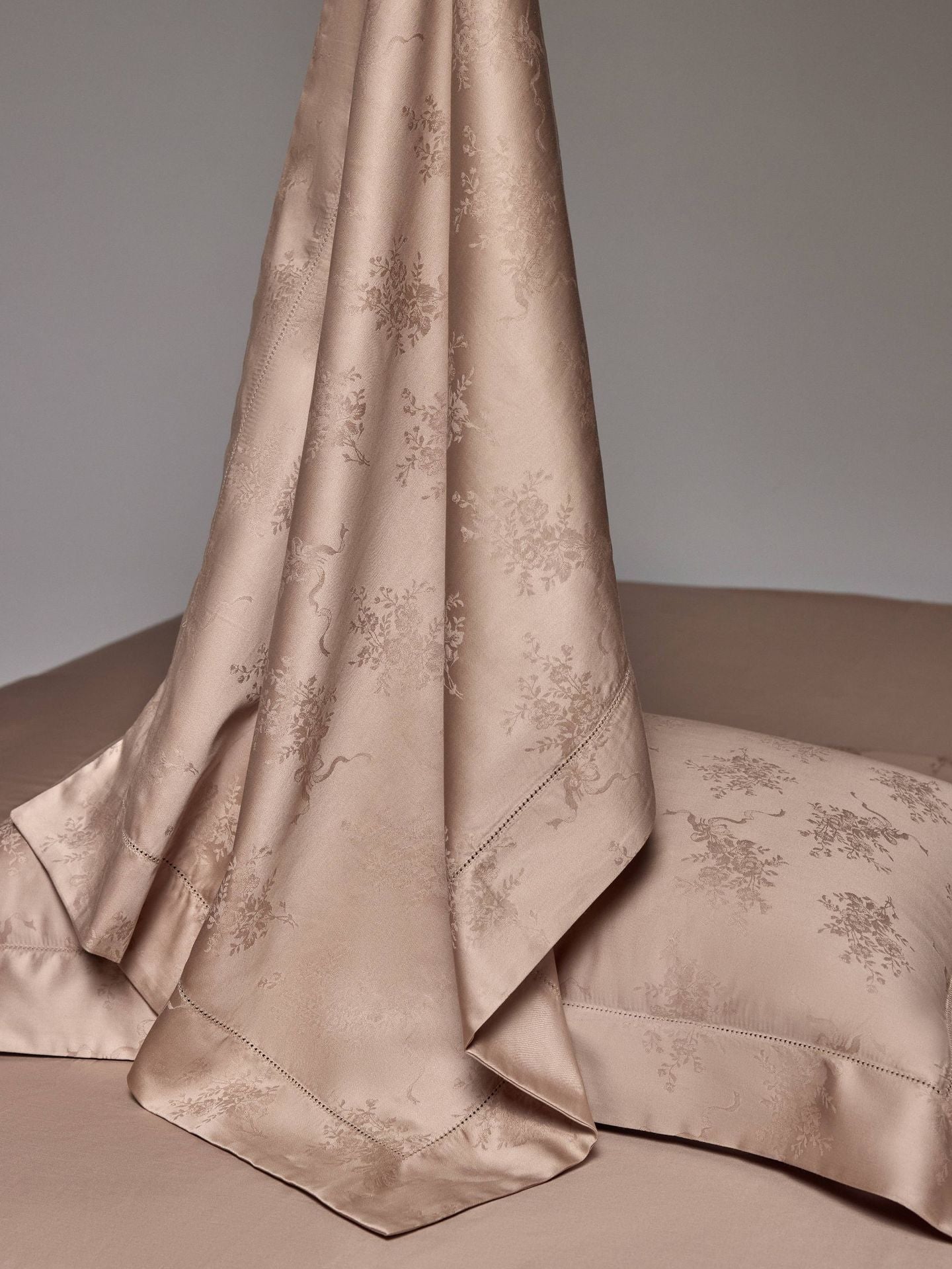 Jacquard perforierte vierteiliges Set
