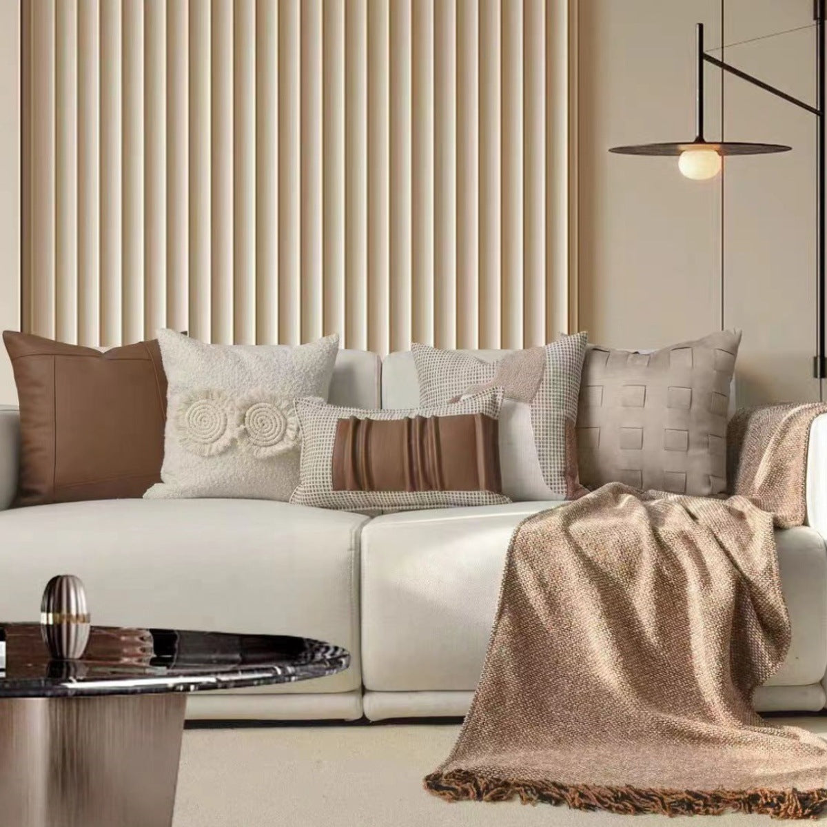 Model Room Pillow – Moderne Noblesse für Ihr Interieur