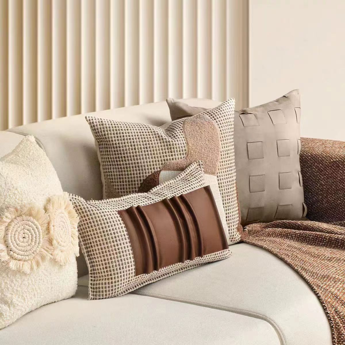 Model Room Pillow – Moderne Noblesse für Ihr Interieur