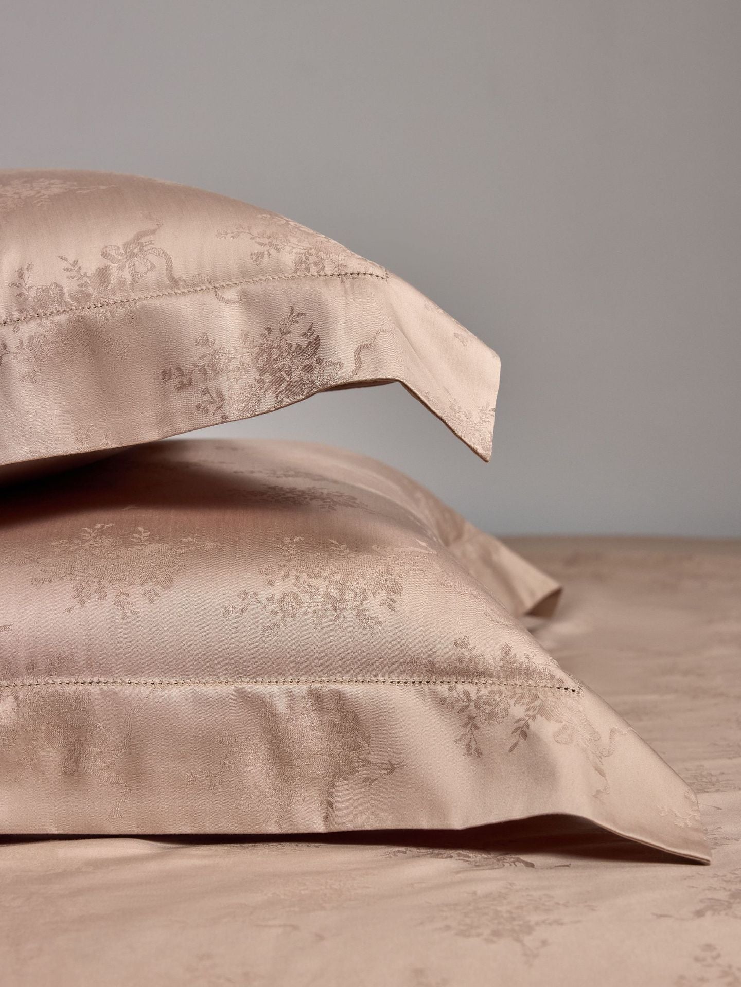 Jacquard perforierte vierteiliges Set