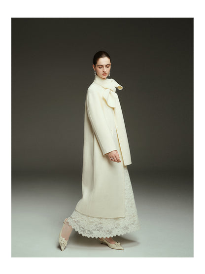 Élégance Silencieuse – Camellia White Coat