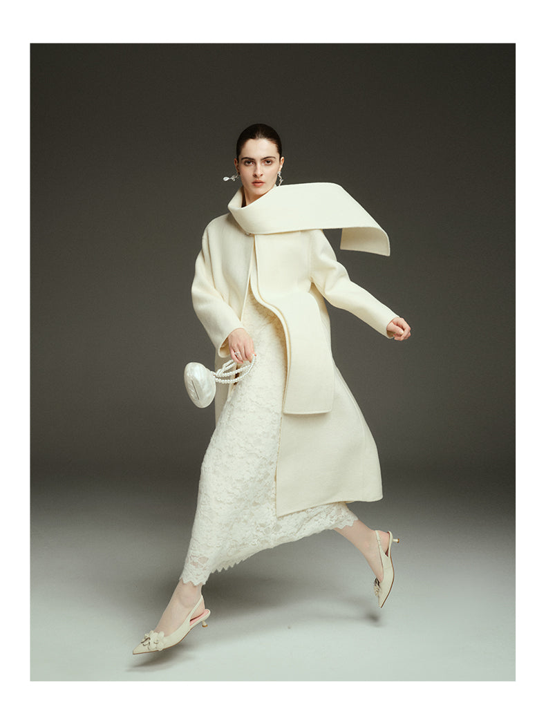 Élégance Silencieuse – Camellia White Coat