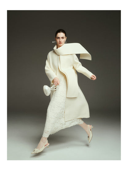 Élégance Silencieuse – Camellia White Coat