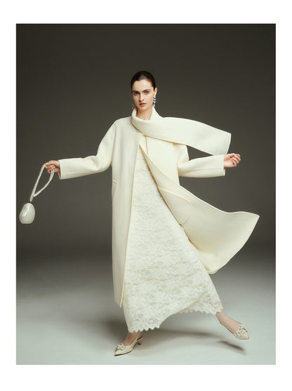 Élégance Silencieuse – Camellia White Coat