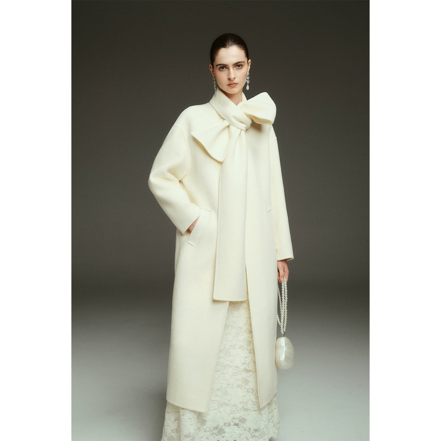 Élégance Silencieuse – Camellia White Coat