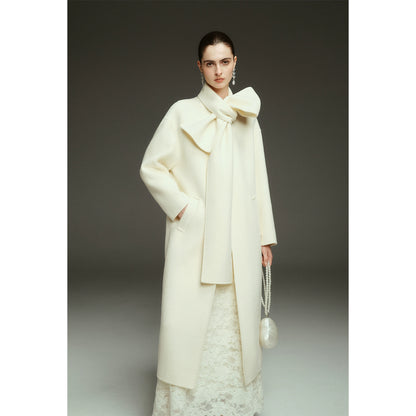 Élégance Silencieuse – Camellia White Coat