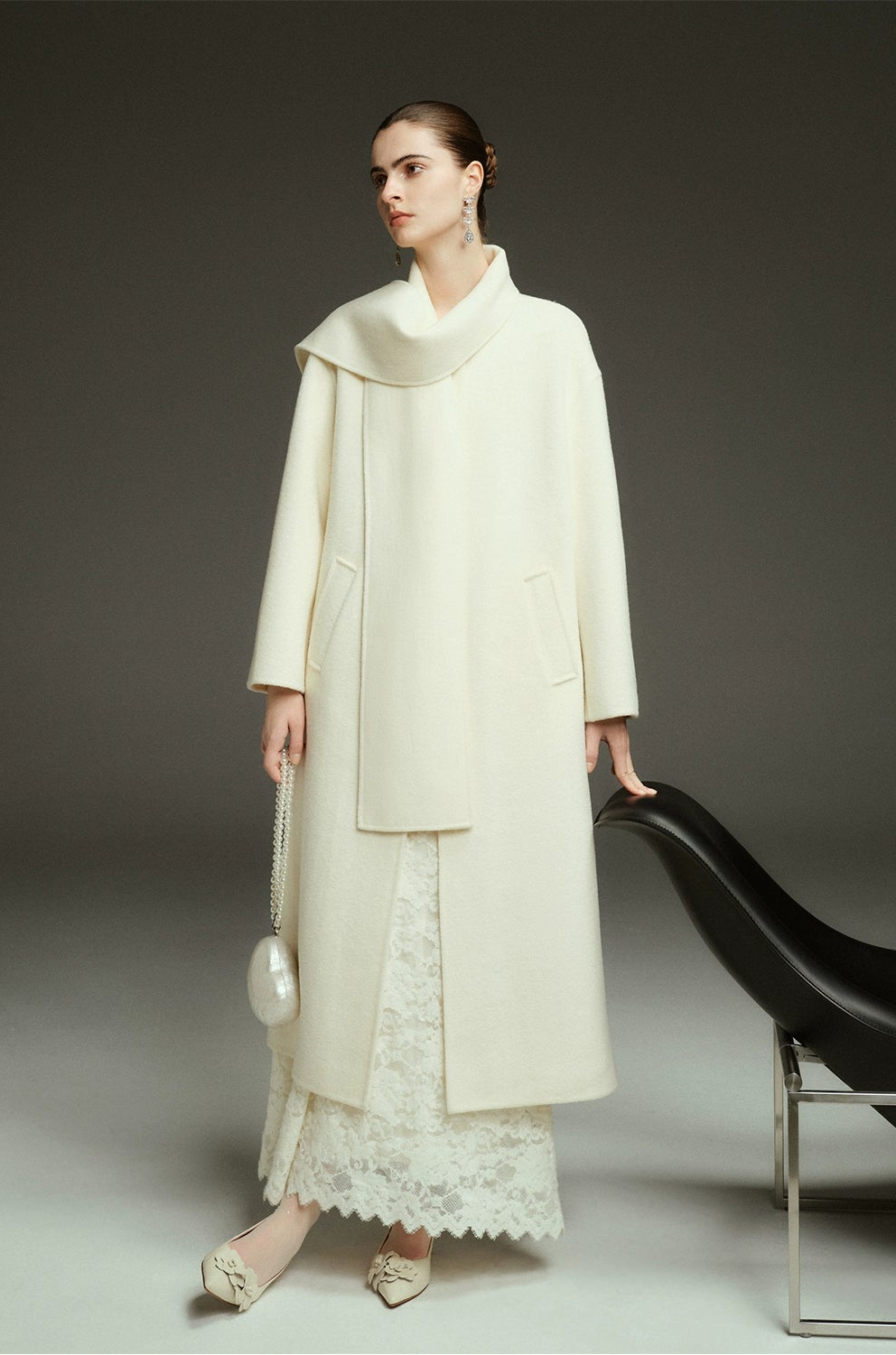 Élégance Silencieuse – Camellia White Coat