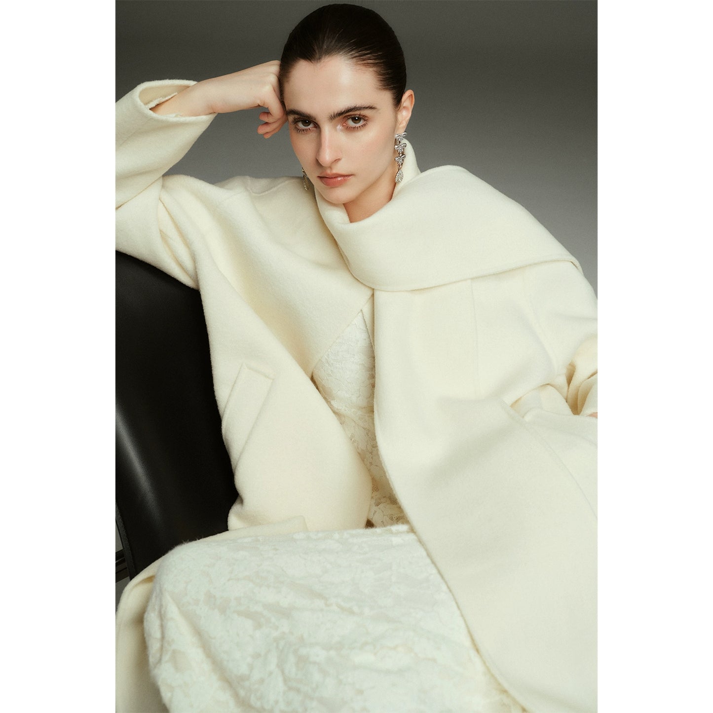 Élégance Silencieuse – Camellia White Coat