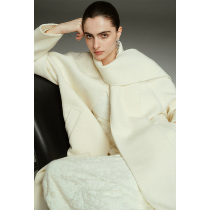 Élégance Silencieuse – Camellia White Coat