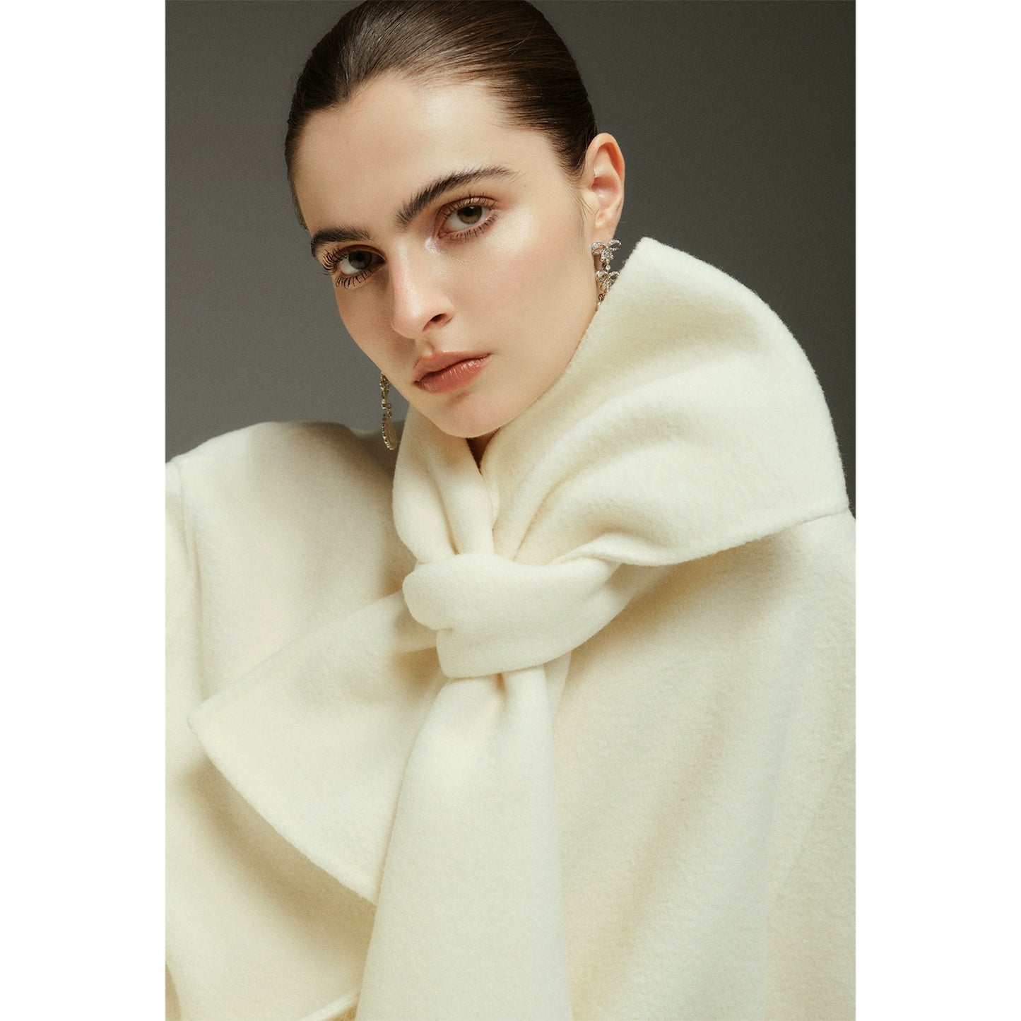 Élégance Silencieuse – Camellia White Coat