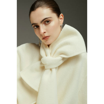 Élégance Silencieuse – Camellia White Coat